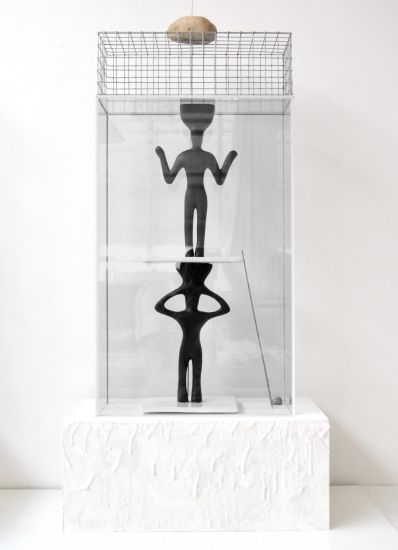 Dolmen - Dolmen_14, Plexiglas, plastilina e legno,  41 x 40 x 120 cm, 2014