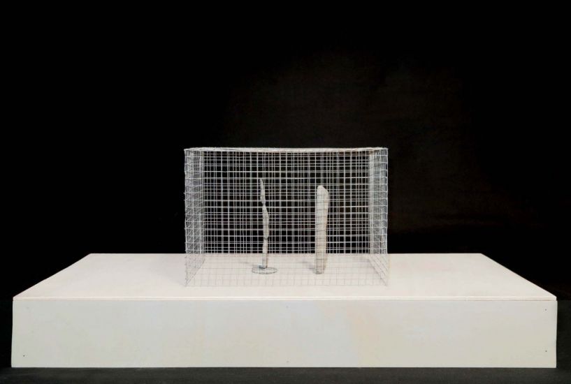 Archetipi - Andrea Branzi, Archetipi n. 8, 2019, sassi, legno e rete metallica, 90 x 40 h 38 cm ph. Daniele Macchi