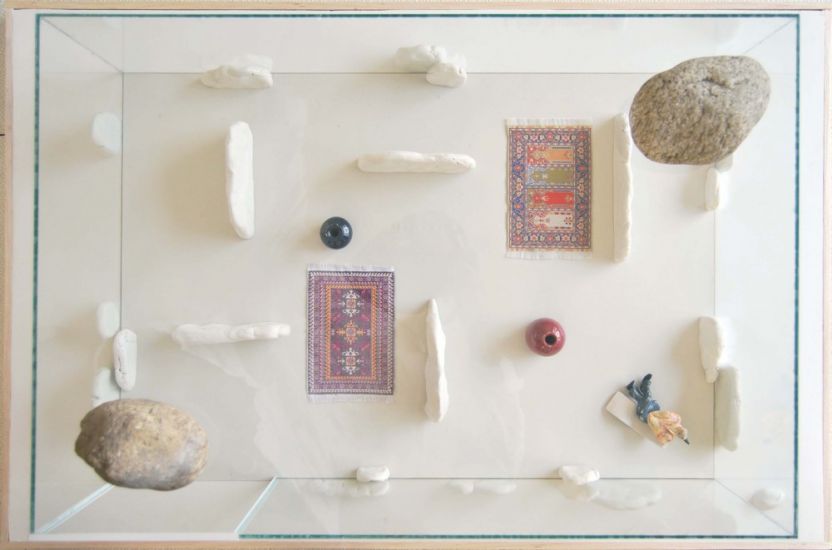 Dolmen - Dolmen_11, Plexiglas, plastilina e legno, 94 x 61,5 x 25 cm, 2014