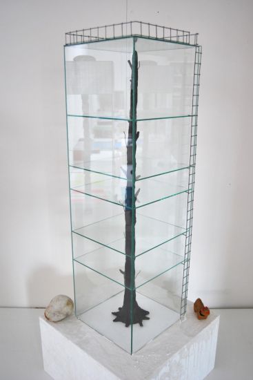 Dolmen - Dolmen_13, Plexiglas, plastilina e legno, 42 x 40 x 120 cm, 2014