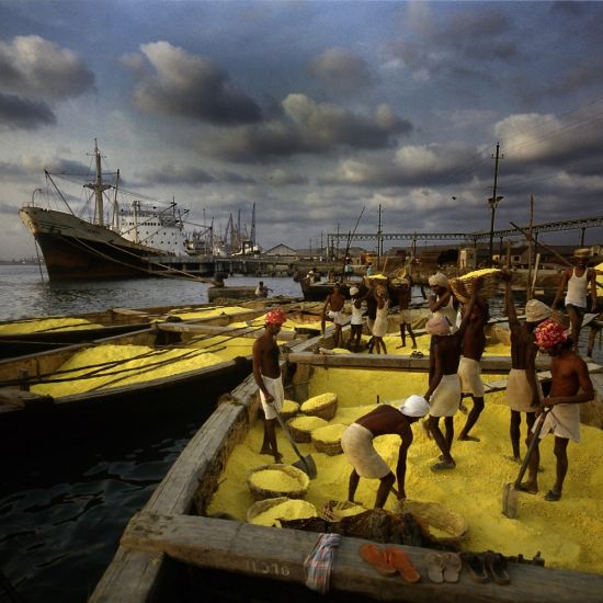 MIA PHOTO FAIR 2024 - Enzo Ragazzini, India Porto di Cochin, barconi carichi di zolfo, 1980, cm. 100 x 100, ed di 10