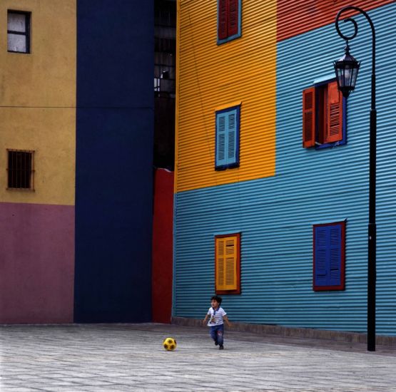 MIA PHOTO FAIR 2024 - Enzo Ragazzini, Argentina, Buenos Aires, la Boca, Agenda Italtel, 1995, cm. 49 x 49, ed di 10