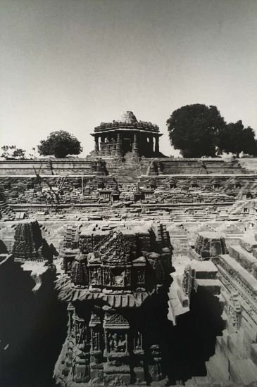 Souvenir Sottsass - Antiche architetture indiane e dintorni (Modhera), 1988, fotografia, cm 36 x 24