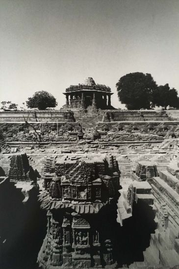 Ettore Sottsass Jr - Antiche architetture indiane e dintorni (Modhera), 1988, fotografia, cm 36 x 24