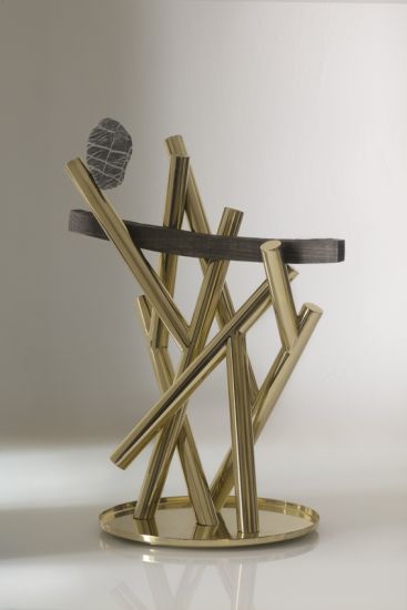 Barricades - Mario Trimarchi, Per restare in equilibrio. ottone, legno millenario e pietra, 39 x 25 x h 48 cm - ph Santi Caleca