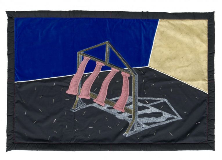 Interni Morbidi - Arazzo N.9 Portale con colonne molli,2022, 160×105 cm,pennarello,tempera,materiali vari su tessuto. Esecuzione tessile Roberta Beghelli