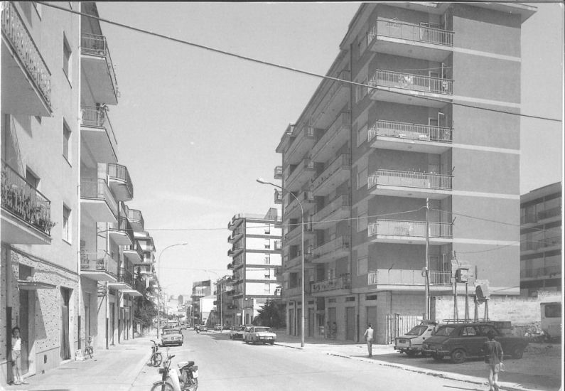 Paesaggi urbani - estesa fino al 5 novembre - Franco Raggi, 18, Via Vecchia Palazzo, spinarolo, pastello grasso su carta da lucido