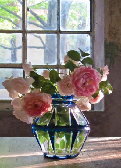 Vera Rossi, Sofia Meda con Cappelli e Ranzo e Franco Raggi a Pietrasanta - Vera Rossi, Vase with roses, 2014, stampa fotografica dietro plexiglass, cm 69x50. Ed. 7