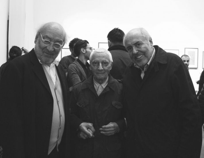 Frammenti e figure architettoniche ai quattro angoli del mondo  - Gaetano Pesce, Alessandro Mendini e Elio Fiorucci all'inaugurazione di Frammenti e figure architettoniche ai quattro angoli del mondo
Ph: Ad