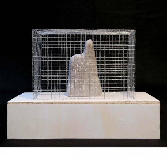 Archetipi - Andrea Branzi, Archetipi n. 3, 2019, DAS, legno e rete metallica, 50 x 32 h 35 cm ph. Daniele Macchi