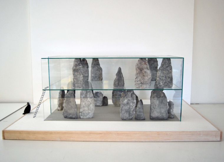 Dolmen - Dolmen_10, Plexiglas, plastilina e legno, 86 x 54 x 32, 2014