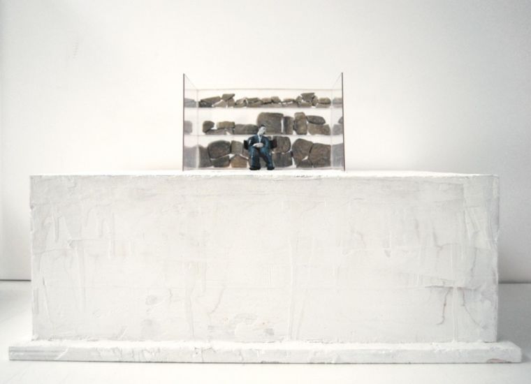 Dolmen - Dolmen_4,Plexiglas, plastilina e legno, 50 x 45 x 45 cm, 2014, 